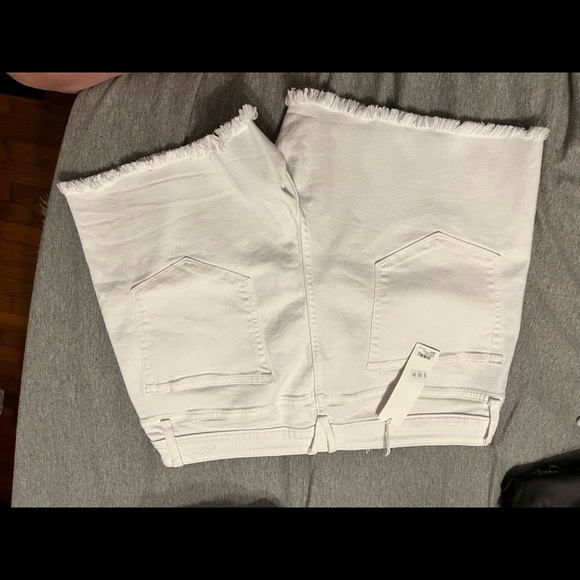 Vineyard Vines white shorts - Picture 2 of 2